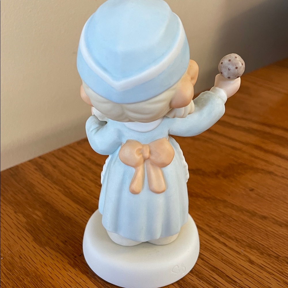 Precious Moments Figurine “Scoop’in Up
Some Love” - Picture 3 of 6